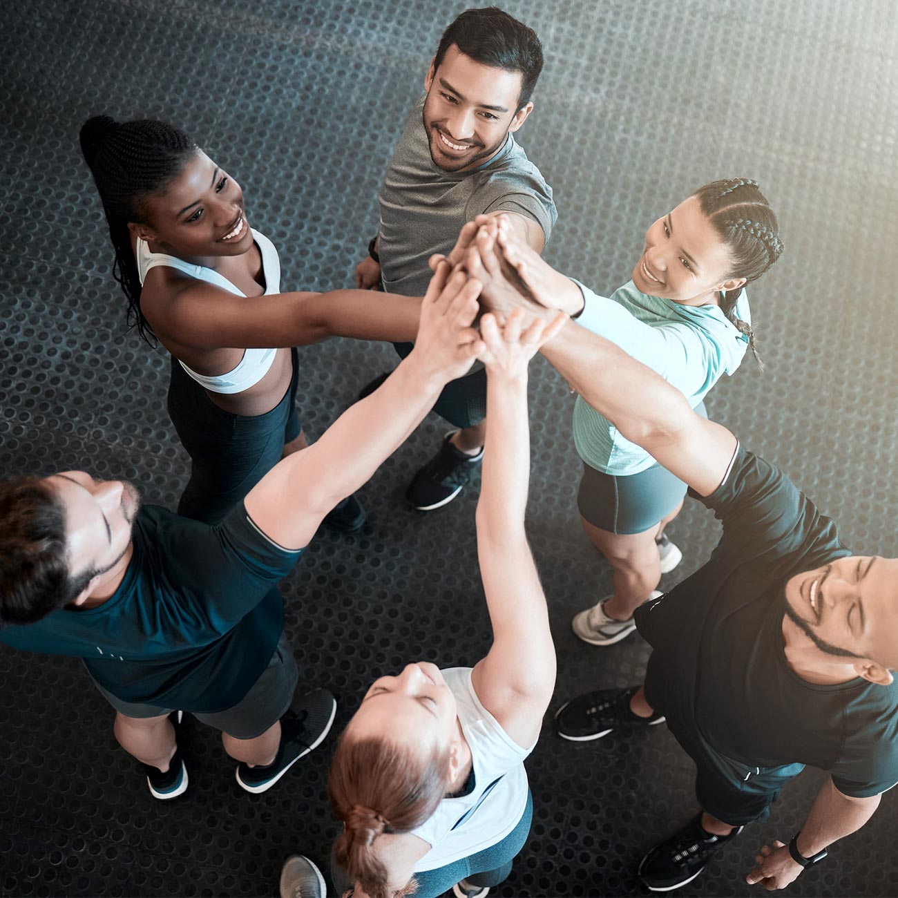 Gruppe von Menschen trainiert gemeinsam im Fitnessstudio